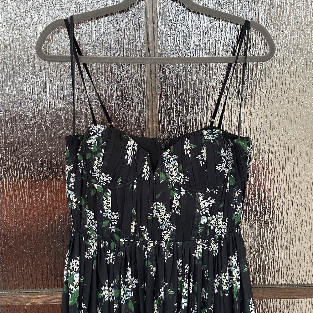 Sau Lee
Georgina size 8 long black floral spaghetti strap special occasion gown. - Picture 7 of 17